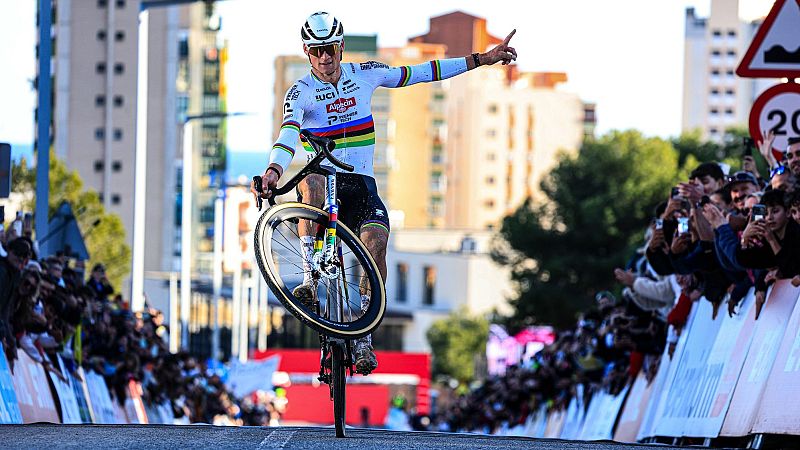 Mathieu Van der Poel se exhibe en el ciclocross de Benidorm con un valiente Felipe Orts en el podio