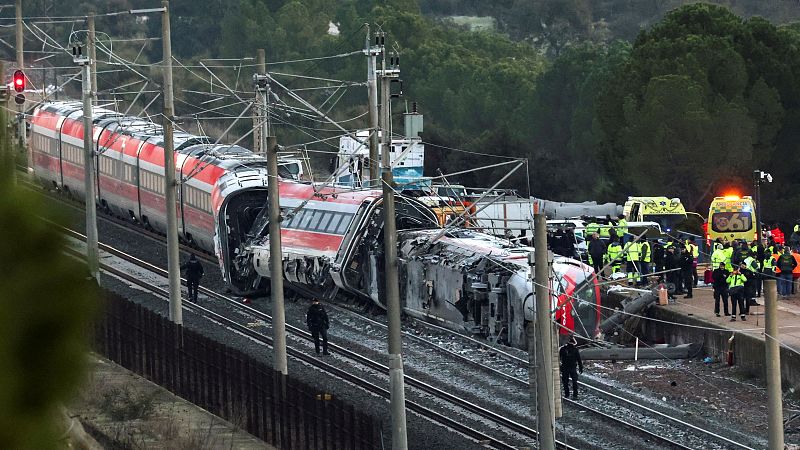 Al menos 39 muertos y más de cien heridos al descarrilar dos trenes de alta velocidad en la localidad cordobesa de Adamuz