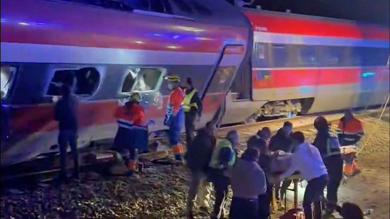 �Qu� se sabe del descarrilamiento de dos trenes AVE en C�rdoba? Causas, heridos y �ltima hora