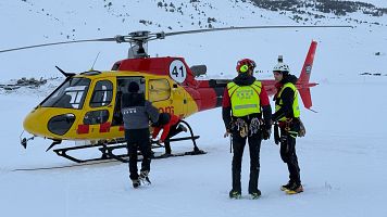 Un helic�pter dels Bombers i efectius per participar a la recerca d'un possible segon esquiador atrapat a l'allau fora pistes de Baqueira Beret
