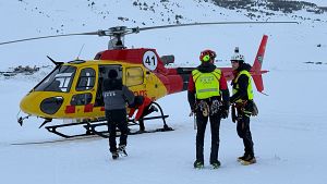Un helic�pter dels Bombers i efectius per participar a la recerca d'un possible segon esquiador atrapat a l'allau fora pistes de Baqueira Beret