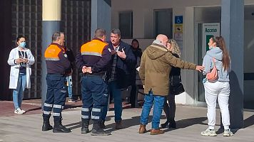 Familiares de afectados por el accidente de trenes a su llegada al Hospital Infanta Sof�a en C�rdoba
