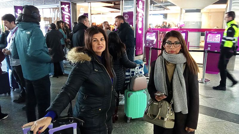 Viajeros afectados por los trenes cancelados: desconcierto, improvisaci�n y precios desorbitados en otros transportes