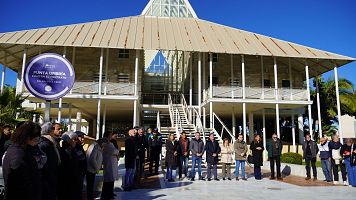 Minuto de silencio en Punta Umbr�a, Huelva, por los vecinos fallecidos en el accidente ferroviario