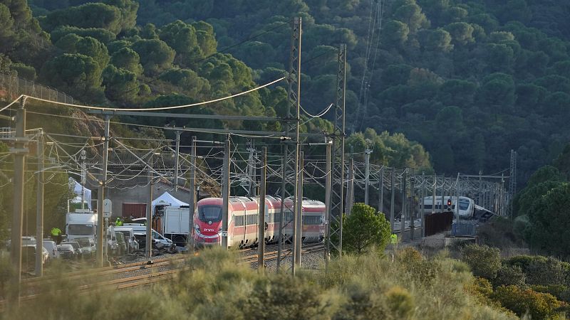 Imagen de la zona del accidente ferroviario con los convoyes de trenes siniestrados en Adamuz, C�rdoba