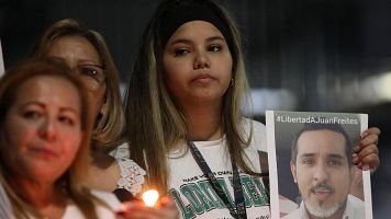 Familiares de presos pol�ticos en Venezuela participan en una vigilia afuera de El Helicoide este domingo, en Caracas (Venezuela)