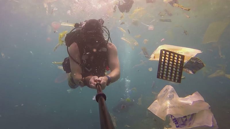 Un buceador aficionado plasma en un vídeo el alarmante estado de deterioro de las aguas de Bali