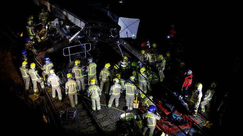 Un muerto y 37 heridos tras la ca�da de un muro sobre un tren de Rodalies en Catalu�a