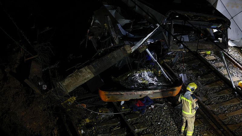 Un muerto y 37 heridos tras la ca�da de un muro sobre un tren de Rodalies en Catalu�a