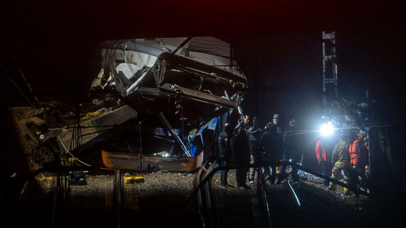 Muere el maquinista de un tren de Rodalies y otras 37 personas resultan heridas tras la ca�da de un muro