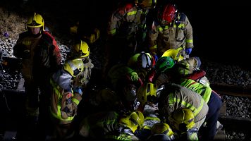 Los Bomberos de la Generalitat trabajan en el lugar del accidente de un tren de la l�nea 4 de Rodalies