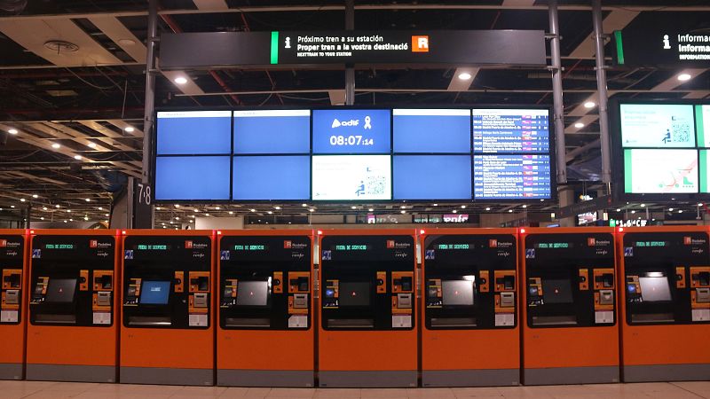 M�quines de venda de bitllets de l'estaci� de Sants i les pantalles mostren que no hi ha servei de Rodalies  (ACN | Maria Asmarat)