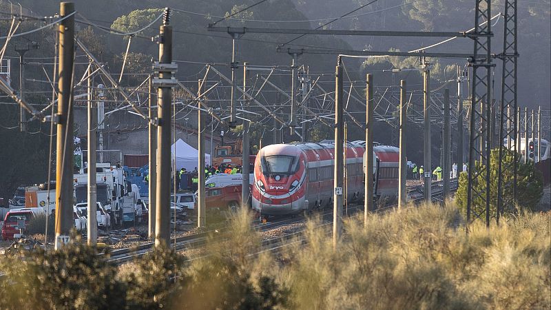 El maquinista de Iryo avis� de un "enganch�n" en Adamuz y pidi� parar el tr�fico "urgentemente"