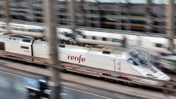 Imagen de archivo de un tren de alta velocidad en Atocha