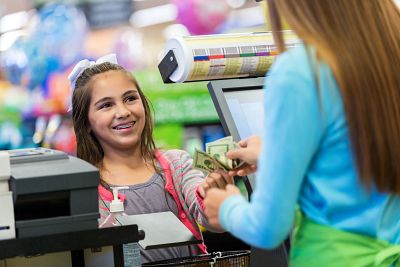 Ni�a comprando en kiosco