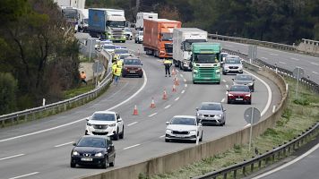 Tr�fico restringe un tramo de la AP-7 por seguridad tras el accidente mortal de Rodalies en Gelida, Barcelona
