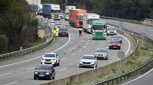 Tr�fico restringe un tramo de la AP-7 por seguridad tras el accidente mortal de Rodalies en Gelida, Barcelona
