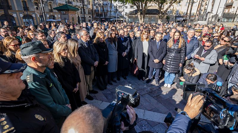 Minuto de silencio en Huelva por las v�ctimas del accidente ferroviario en Adamuz
