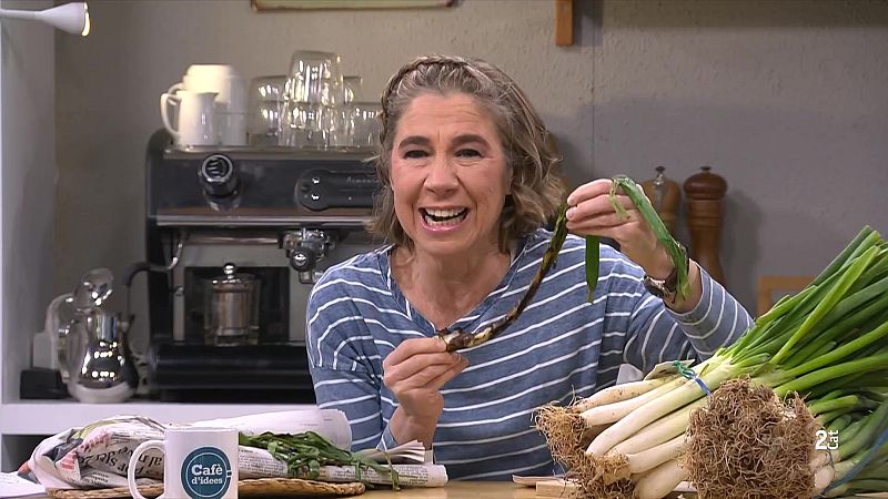 Coca de calçots amb botifarra negra, la recepta d'Ada Parellada