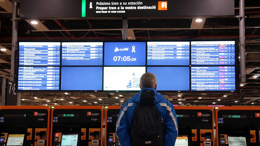 Un passatger a l'estaci� de Sants de Barcelona  (ACN | Andrea Salazar)