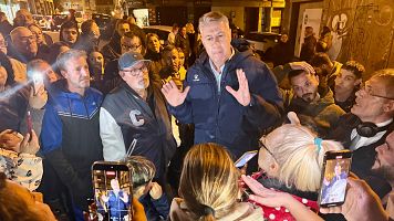 L'alcalde de Badalona, Xavier Garcia Albiol, parlant amb els ve�ns concentrats davant de la parr�quia que ha d'acollit desallotjats del B9  (ACN | Jordi Pujolar)