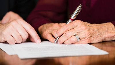 Testamento solidario: Qué es, cómo hacerlo y por qué cada vez más familias lo eligen