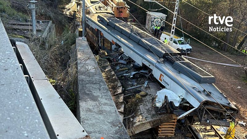 Una imatge in�dita revela com va caure el mur sobre el tren de Gelida