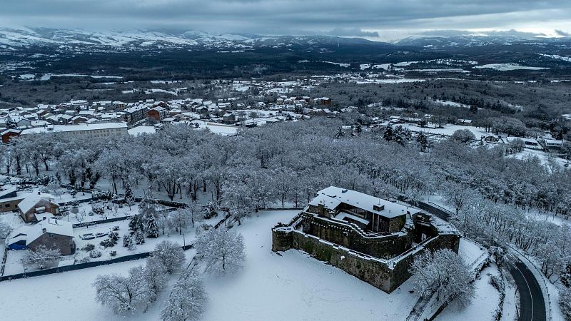 La borrasca Ingrid deja grandes olas en el norte de España y copiosas nevadas que afectan a más de un centenar de vías