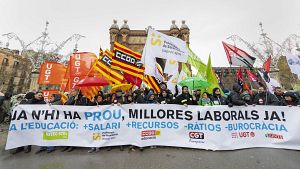 Cap�alera de la manifestaci� unit�ria convocada pels sindicats USTEC, ASPEC, CCOO, UGT i CGT a l'Arc de Triomf de Barcelona