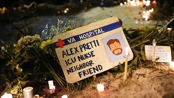 Cientos de personas se reunen en una vigilia para honrar a Alex Petti tiroteado por agentes de la polic�a migratoria