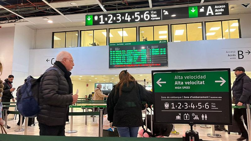 Crónica de un viaje con la Alta Velocidad a medio gas: "Me aseguro de tener comida, un libro y paciencia"