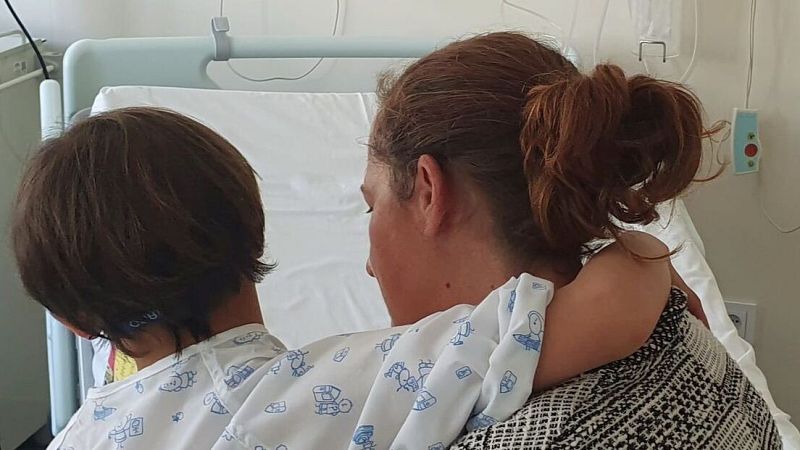 Manuel O* y su madre de acogida, Carmen G*, en el Hospital de la Serran�a de Ronda, M�laga