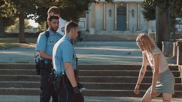 mujer adicta al fentanilo deambula