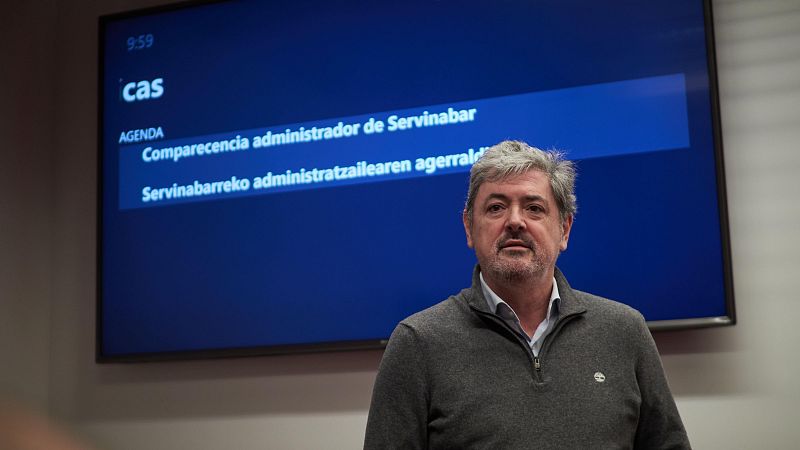 El propietario de Servinabar, Joseba Antxon Alonso, comparece ante la comisi�n de investigaci�n del Parlamento de Navarra.