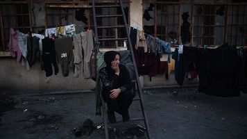 Una mujer palestina desplazada se refugia en la mezquita Bilal de Jan Yunis, al sur de la Franja de Gaza, el 20 de enero de 2026.