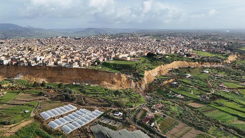 Un pueblo de Italia queda al borde de un gran barranco por un deslizamiento de tierra provocado por el temporal