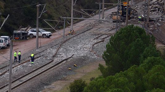 V�as despejadas tras los trabajos de retirada de los vagones siniestrados