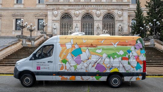 D�a del bibliob�s: cuando la biblioteca aparca en la puerta de casa