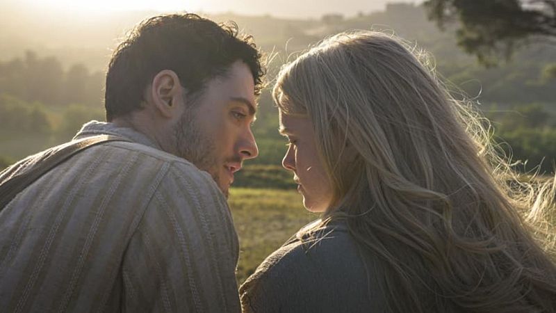 Abigail Cowen y Tom Lewis en un fotograma de 'Amor rendentor'