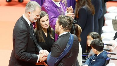 El rey Felipe y la reina Letizia hablan con familiares de las v�ctimas durante el funeral
