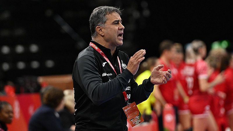 Ambros Mart�n ya no es seleccionador nacional de balonmano femenino.