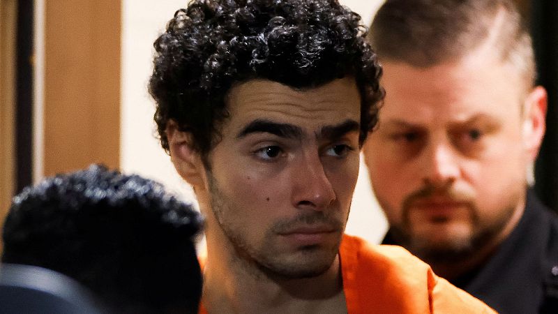 Luigi Mangione, acusado del asesinato del director de la aseguradora UnitedHealthcare, no será condenado a muerte