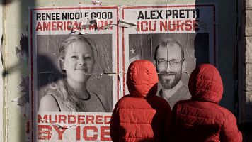 Unos ni�os observan carteles en homenaje a Alex Pretti y Renee Nicole Good, ambos abatidos por agentes federales de inmigraci�n el pasado mes de enero