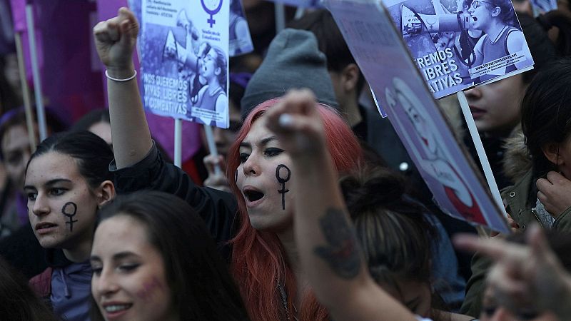 Una marea feminista desborda Madrid: "Vengo a que mi hija aprenda a luchar por sus derechos"