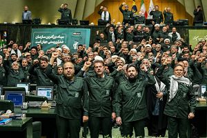 Miembros del parlamento iran� corean en apoyo a la Guardia Revolucionaria mientras visten uniformes militares en Teher�n