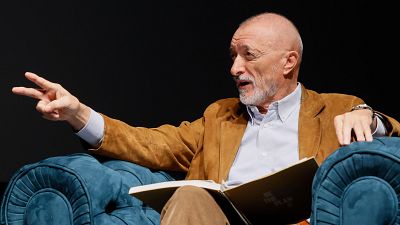 P�rez-Reverte y Vigorra culpan a Podemos de la suspensi�n de las jornadas sobre la Guerra Civil y acusan a David Ucl�s de mentir.