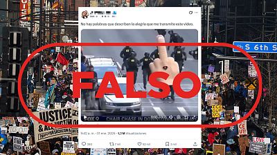 No son agentes del ICE persiguiendo a una persona disfrazada de una mano haciendo una peineta, es IA