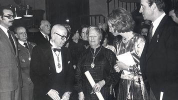 Carmen Conde tras la lectura de su discurso de ingreso en la Real Academia Espa�ola en 1979