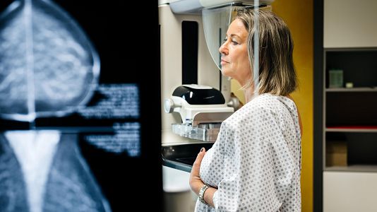 La Fiscal�a Superior de Andaluc�a no ve delito en los cargos aforados por el cribado de c�ncer de mama y deriva la investigaci�n a las fiscal�as provinciales.