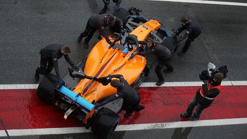 Alonso, con otra pérdida de aceite en la pista, se retira al garaje